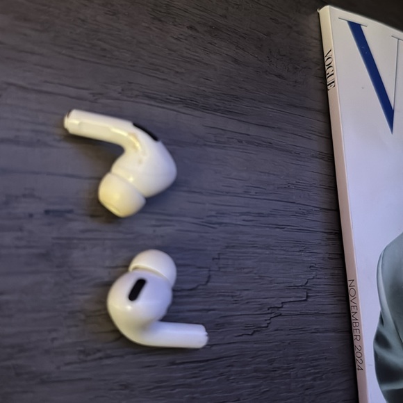 Apple AirPods Pro with Charging Case - White - Picture 6 of 11